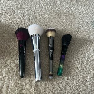 Set of powder brushes